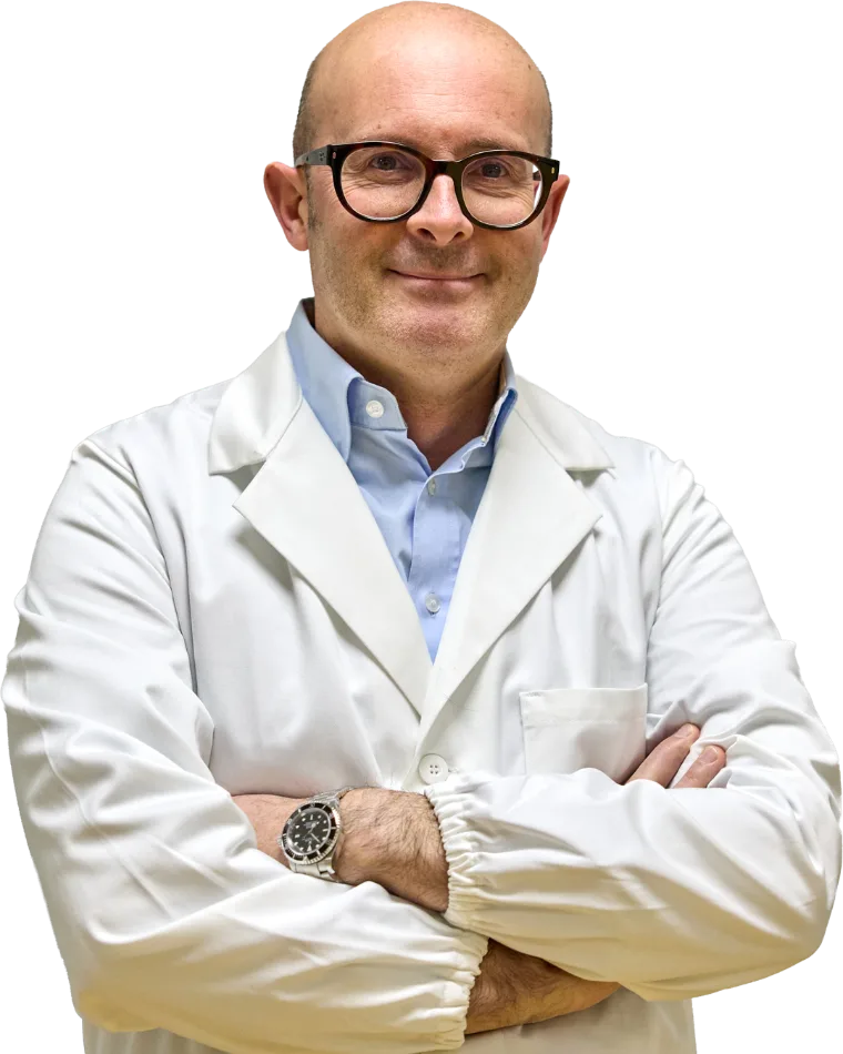 Il Dr. Francesco Miele, ortopedico, in camice bianco