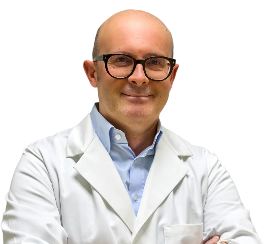 Ritratto del Dr. Francesco Miele, ortopedico, in camice bianco
