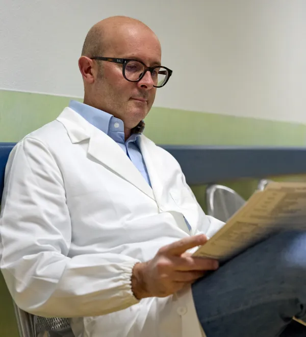 Il Dr. Miele mentre legge una cartella clinica