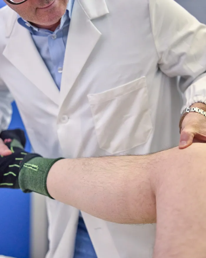Il Dr. Miele durante una visita ortopedica